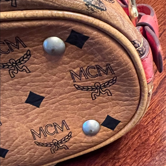 MCM HOBO SHOULDER BAG with LOCK AND KEY.  GUC - Picture 16 of 17